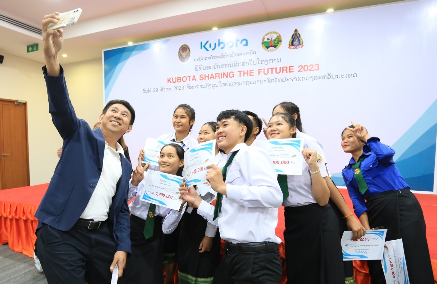 สยามคูโบต้า และคูโบต้าลาว ร่วมกับ สถานกงสุลใหญ่แห่งราชอาณาจักรไทย ประจำแขวงสะหวันนะเขต มอบทุนกว่า 120,000,000 กีบ เติมเต็มโอกาสและคุณภาพชีวิตการศึกษาแก่เยาวชน